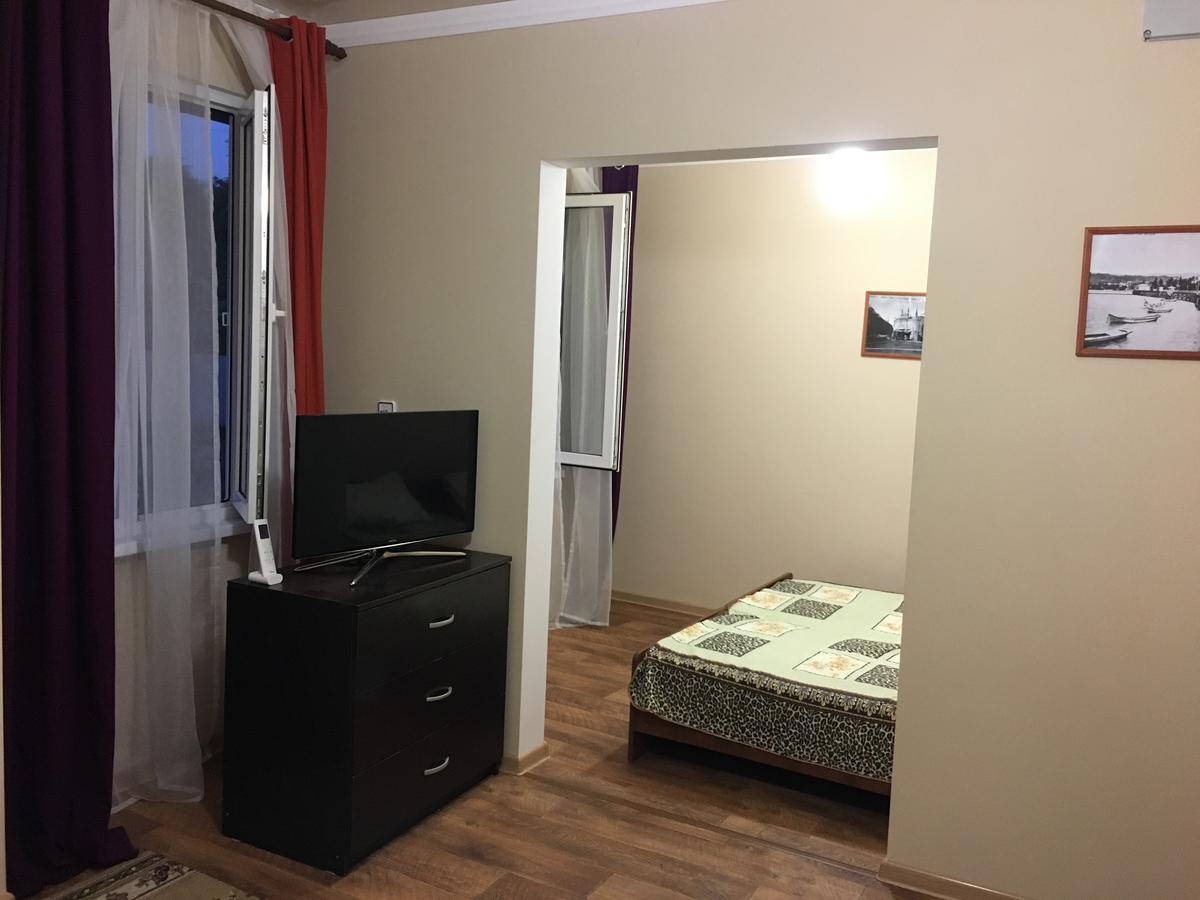 Guest House On Shakirbay 11 Сухумі Екстер'єр фото